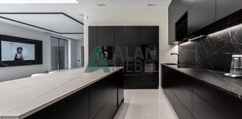 Угловая кухня под дерево с подсветкой и барной стойкой